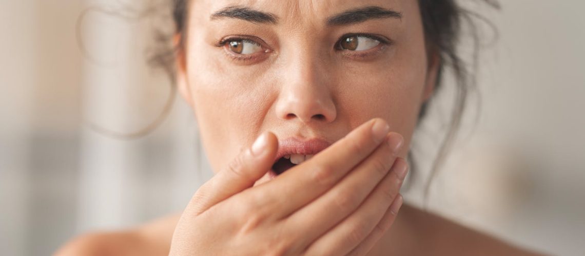 Mauvaise haleine au réveil : d'où vient-elle ? Quelles solutions ?